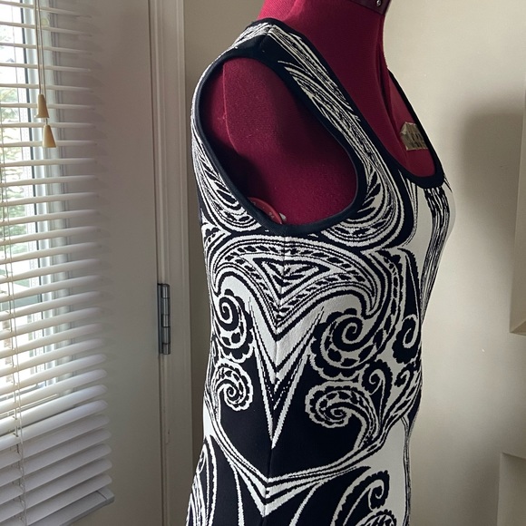 Guess women black and white sleeveless stretch knit bandage dress. Size M. Used - Picture 7 of 9